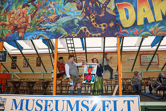 im Museumszelt auf der Oidn Wiesn gibt es jetzt auch Wiesnplakate von 1952-2017 als Reprint (©Foto: Martin Schmitz)